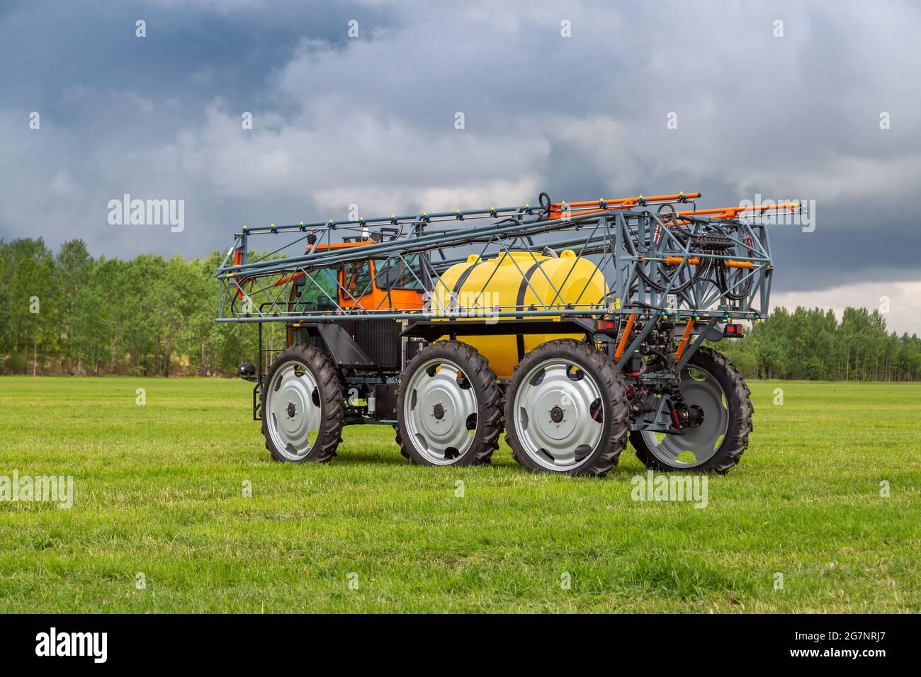 Russia, Regione Leningrado - Giugno 2019: Trattore con attrezzature per impianti di irrorazione. Macchine agricole. Foto Stock