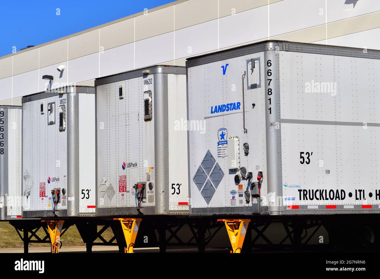 Hanover Park, Illinois. Le unità per autocarri semirimorchi si trovano in un molo di carico presso un magazzino in un parco industriale suburbano di Chicago. Foto Stock
