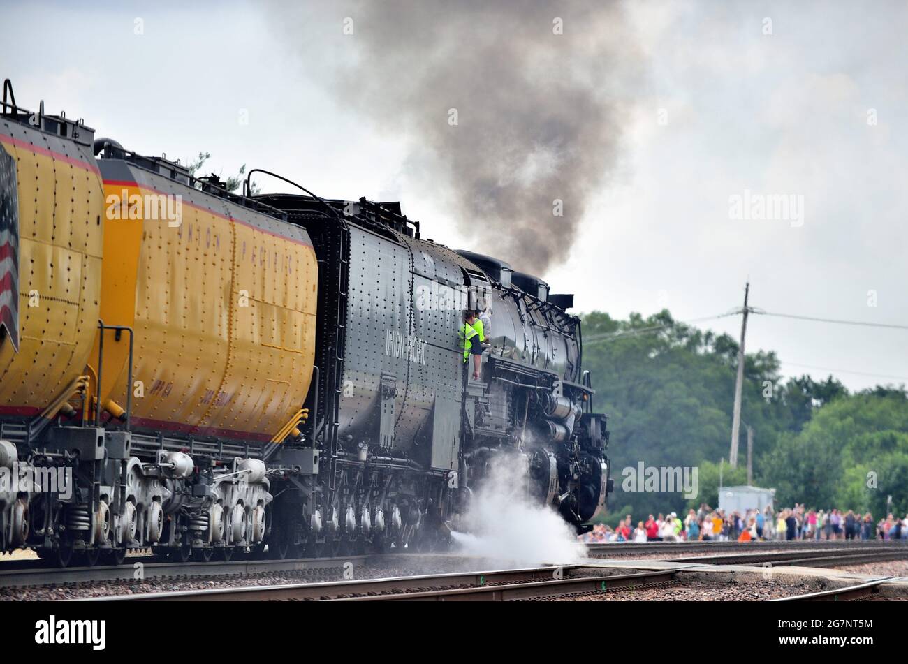 Winfield, Illinois, Stati Uniti. La più grande locomotiva a vapore mai costruita, la Union Pacific Railroad "Big Boy" rallenta vicino a una grande folla di spettatori. Foto Stock
