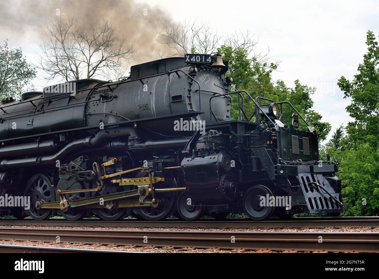 Winfield, Illinois, Stati Uniti. La più grande locomotiva a vapore mai costruita, la Union Pacific Railroad "Big Boy" che attraversa i sobborghi di Chicago. Foto Stock