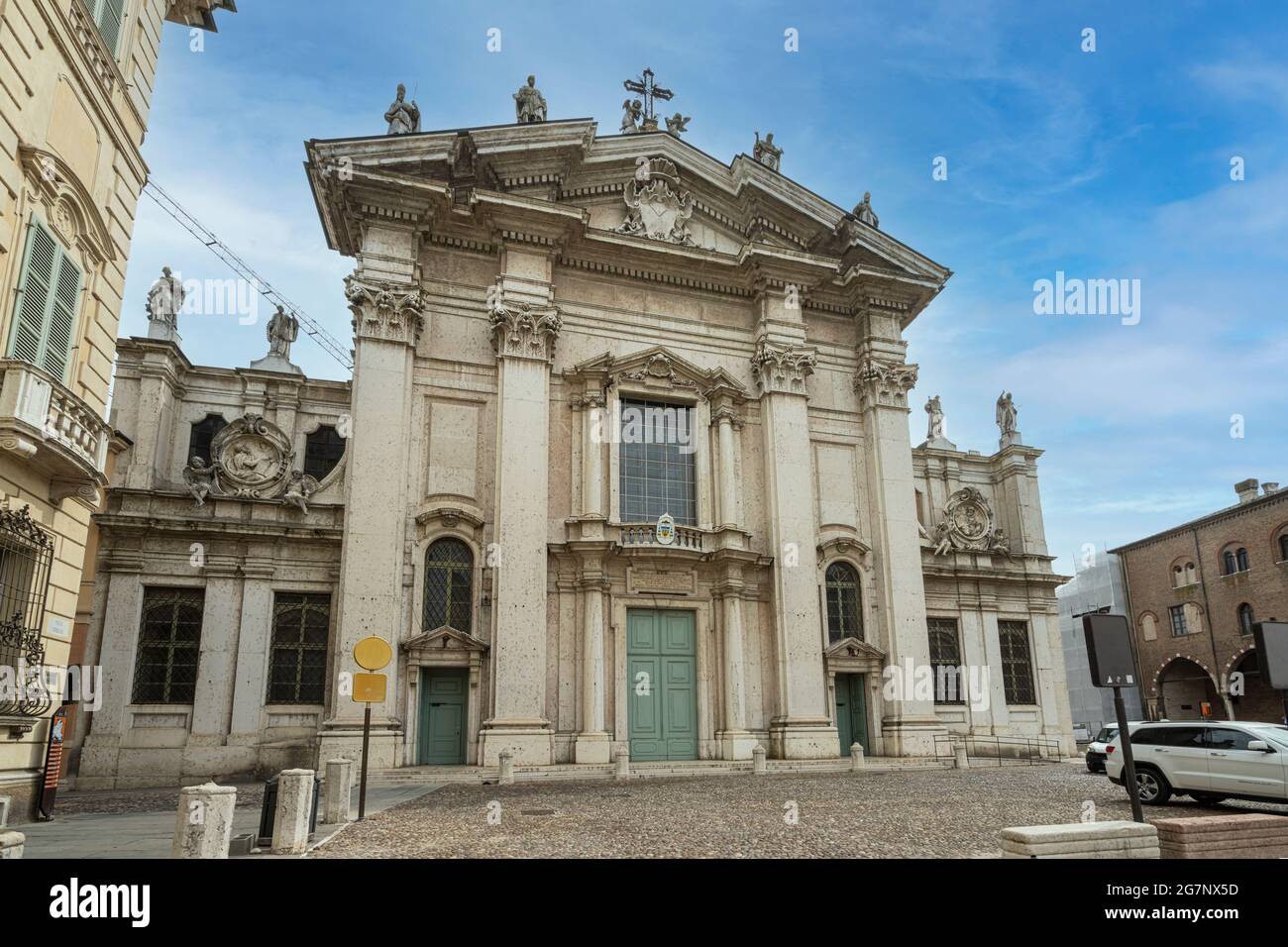 Mantova, Italia. 13 luglio 2021. Vista della facciata Cattedrale di San Pietro nel centro della città Foto Stock