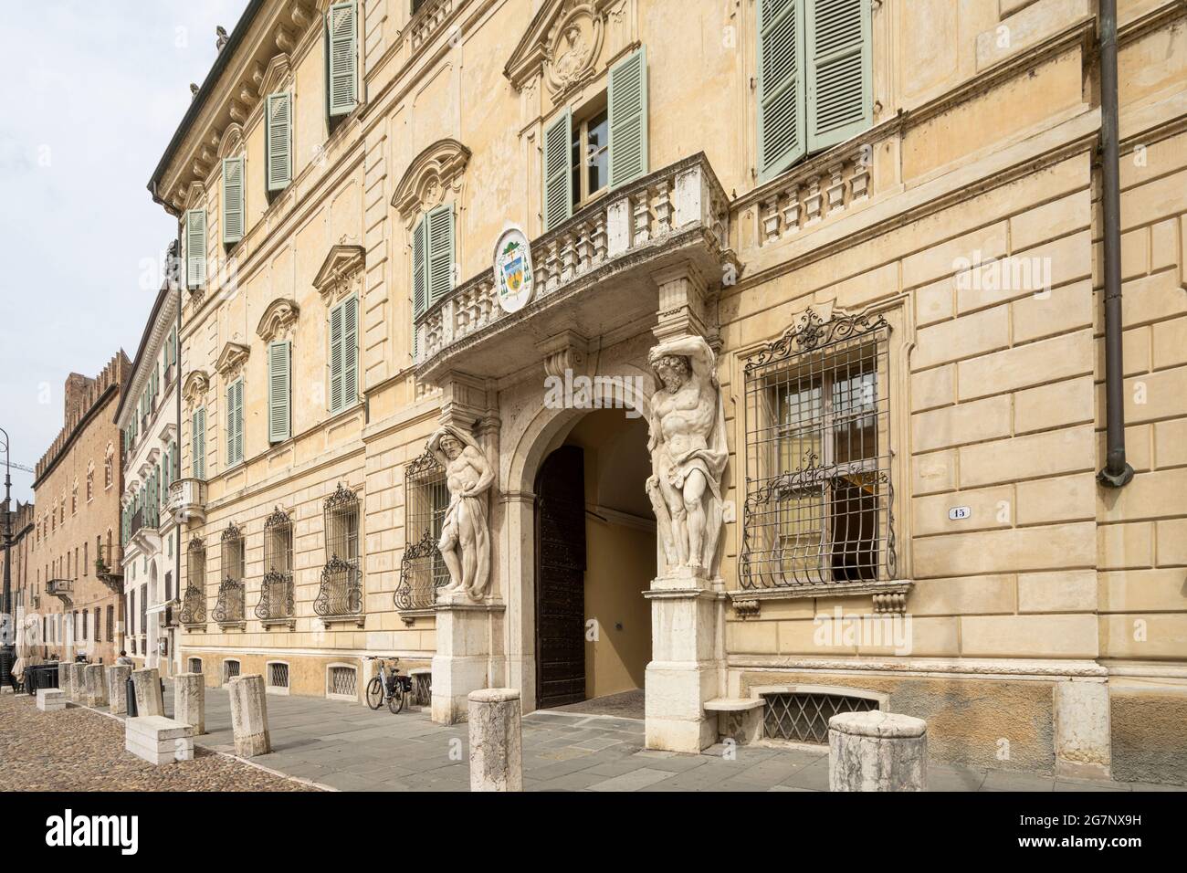 Mantova, Italia. 13 luglio 2021. Il palazzo arcivescovile, calkled anche il palazzo Bianchi, nel centro della città Foto Stock