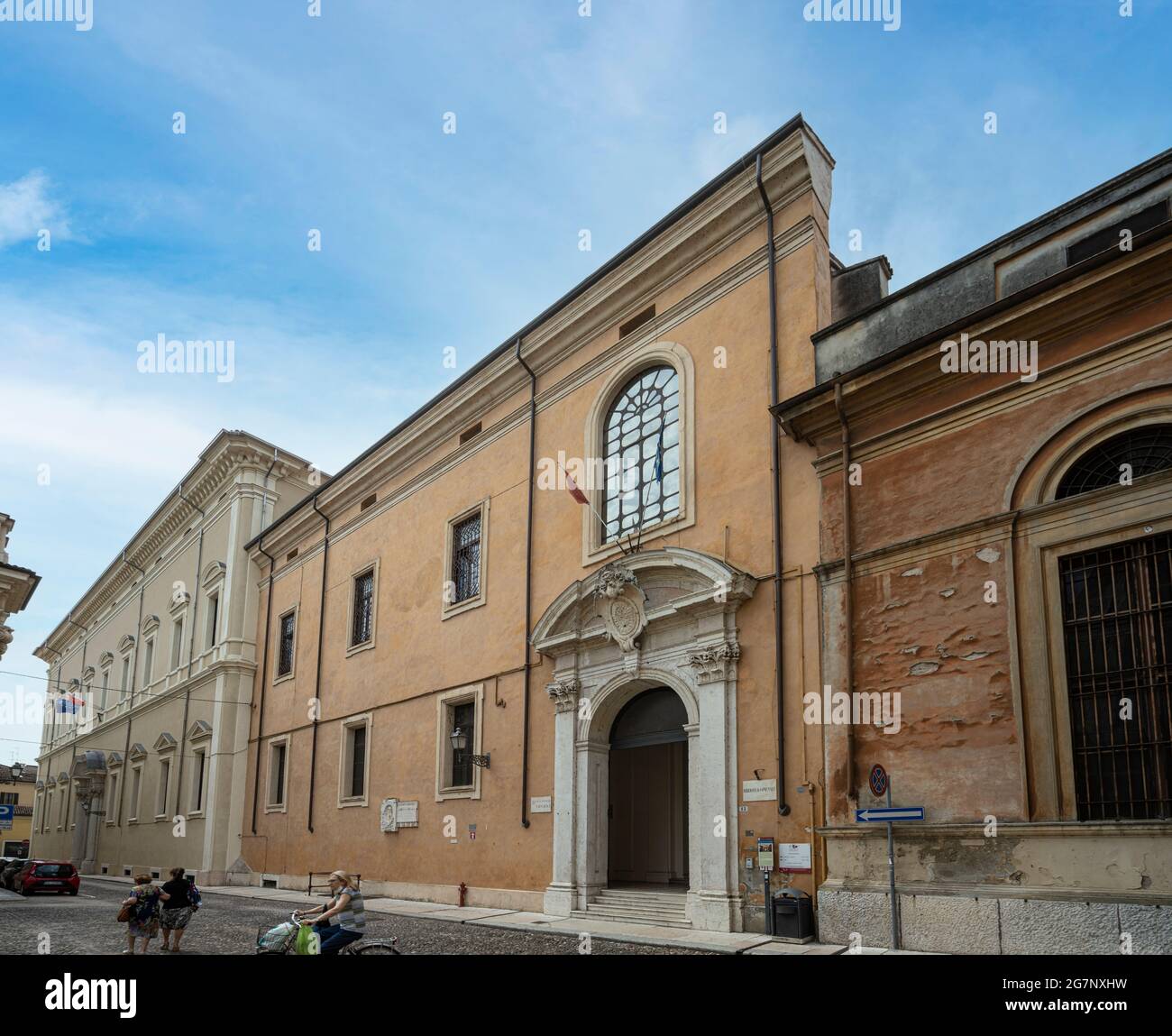 Mantova, Italia. 13 luglio 2021. Vista della biblioteca comunale edificio nel centro della città Foto Stock