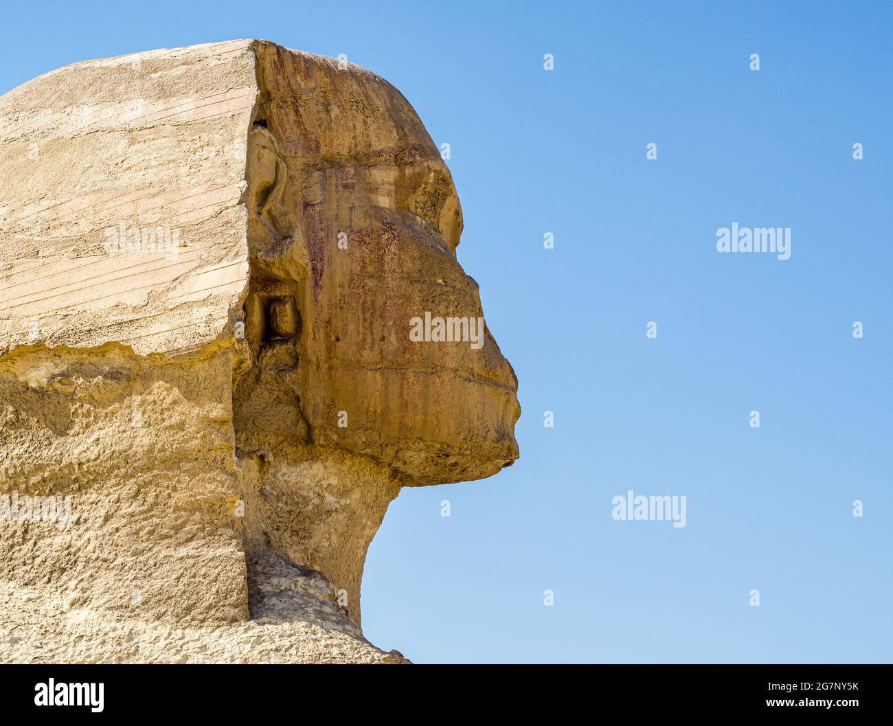 Testa di un'antica statua della Sfinge a Giza Egitto primo piano Foto Stock