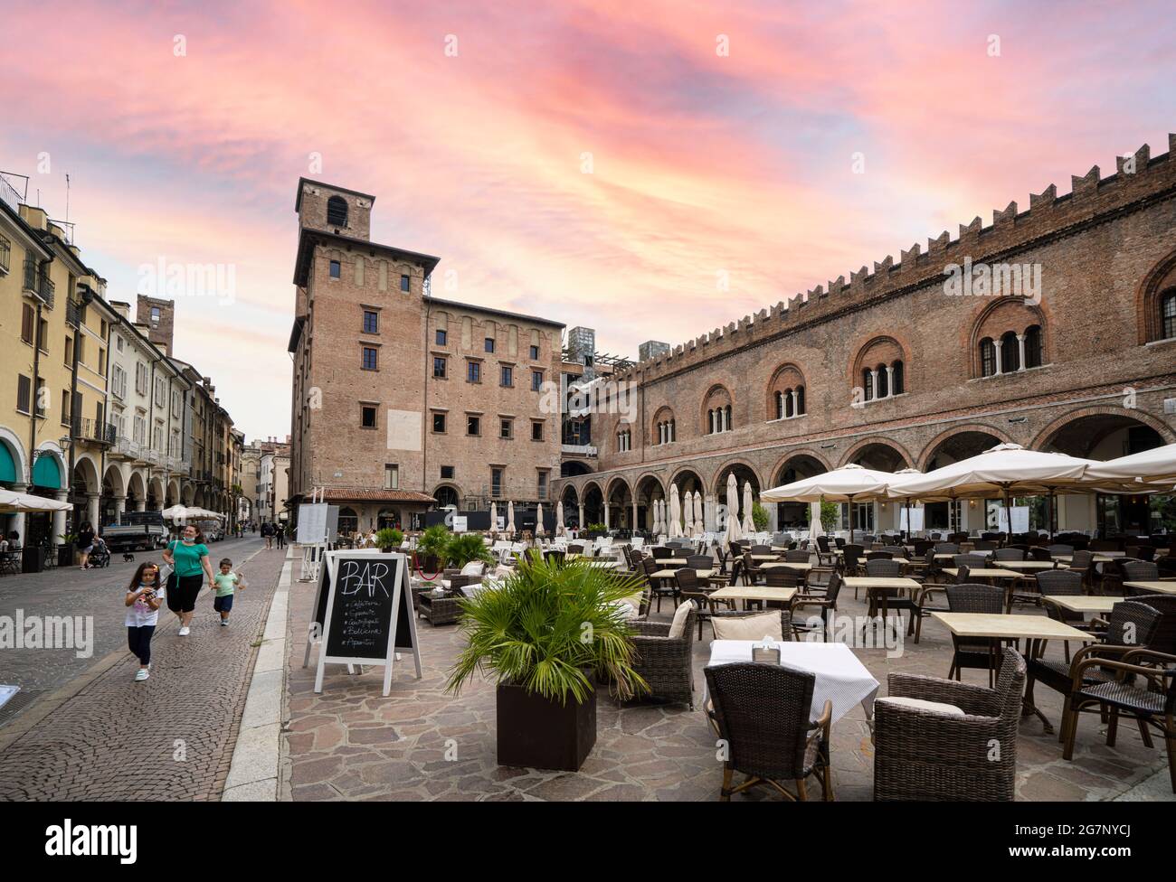 Mantova, Italia. 13 luglio 2021. Vista su Piazza delle Erbe nel centro della città Foto Stock