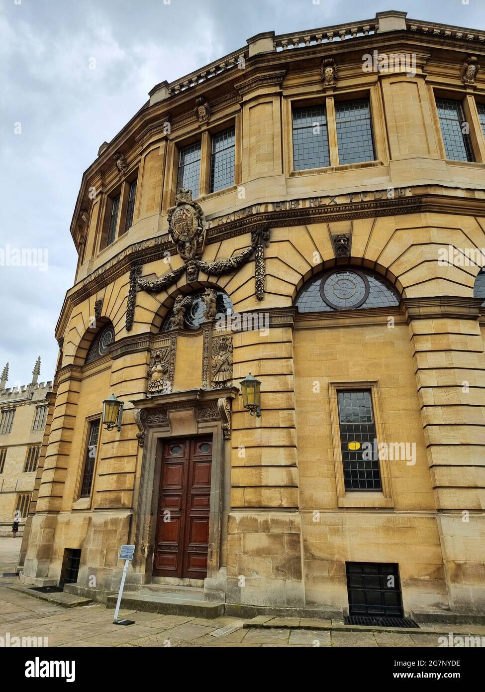 Vista della famosa Biblioteca Bodleiana di Oxford, Inghilterra. La Bodleian Library è la principale biblioteca di ricerca dell'Università di Oxford, ed è una delle più antiche biblioteche d'Europa, e prende il nome dal suo fondatore Sir Thomas Bodley. Con oltre 13 milioni di articoli stampati, è la seconda biblioteca più grande della Gran Bretagna dopo la British Library. Noto agli studiosi di Oxford come "Bodley" o "The Bod", opera principalmente come biblioteca di riferimento e, in generale, i documenti non possono essere rimossi dalle sale di lettura. Regno Unito. Foto Stock