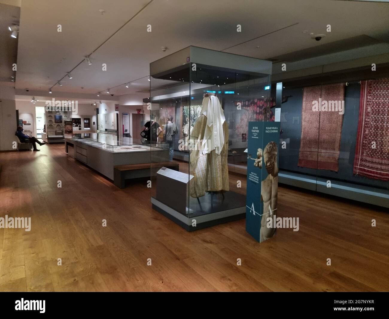 Tessuti che si illuminano al buio e in mostra presso l'Ashmolean Museum Building di Oxford, Inghilterra. L’Ashmolean è il museo d’arte e di archeologia dell’Università di Oxford, fondato nel 1683. Le sue collezioni famose in tutto il mondo spaziano dalle mummie egiziane all'arte contemporanea, raccontando storie umane attraverso culture e nel tempo. Regno Unito. Foto Stock