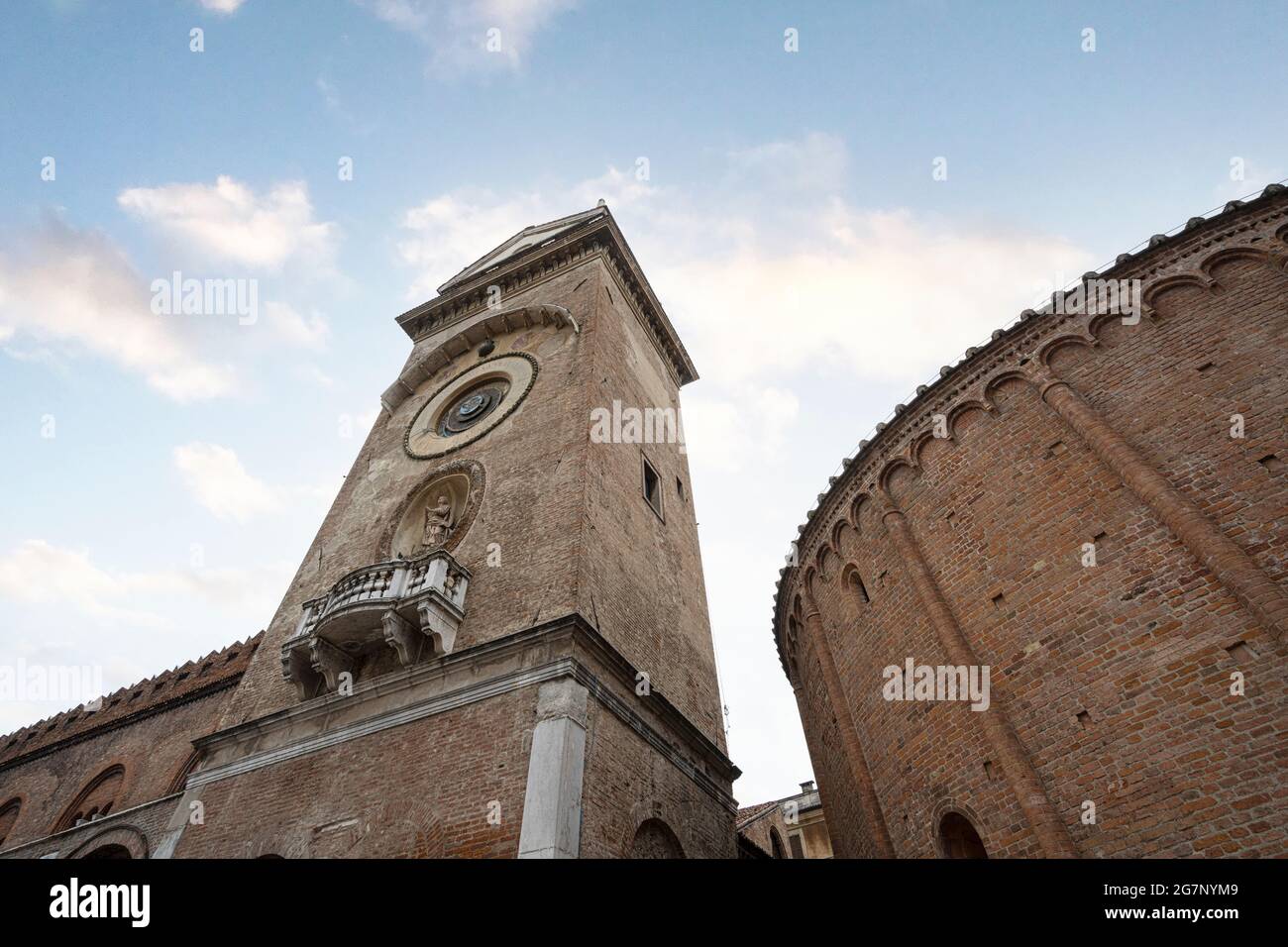 Mantova, Italia. 13 luglio 2021. Vista della torre dell'orologio in Piazza delle Erbe nel centro della città Foto Stock