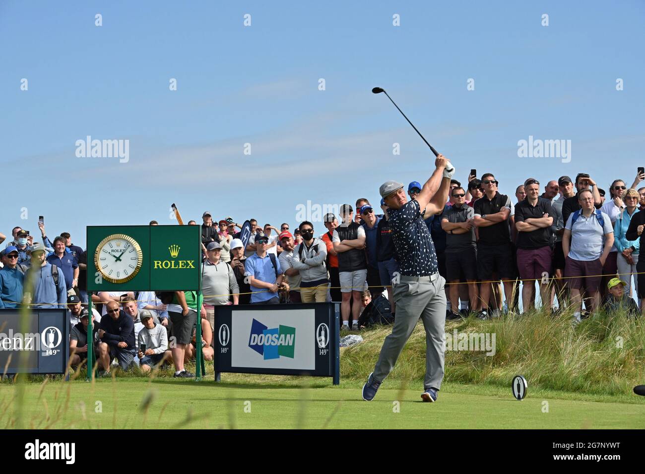 Bryson De Chambeau degli Stati Uniti tee off sulla quarta buca il 1 ° giorno dell'Open Championship al Royal St George's a Sandwich, Kent Venerdì, 15 luglio 2021. Foto di Hugo Philpott/UPI Credit: UPI/Alamy Live News Foto Stock