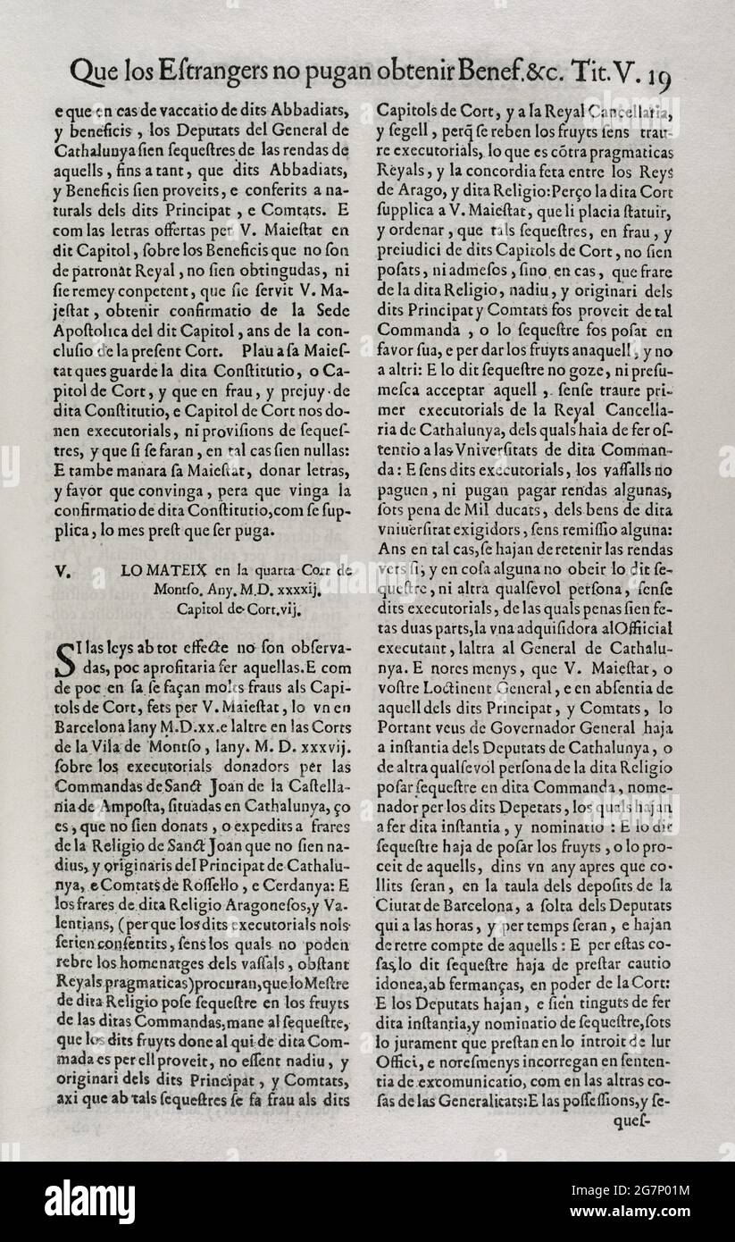 Constitutions y Altres Drets de Cathalunya, compilations en virtut del Capítol de Cort LXXXII, de las Corts per la S.C.Y.R. Majestat del rey Don Philip IV, nostre senyor celebradas en la ciutat de Barcelona qualsiasi MDCII. (Costituzioni e altri diritti della Catalogna, redatte in virtù del Capitolo LXXXII della Corte, delle corti presiedute da Filippo V e che si sono tenute nella città di Barcellona. 1702). Primo volume. Stampato nella Casa di Joan Pau Martí e Joseph Llopis Estampers, 1704. Primo libro. Sulle Costituzioni della Catalogna. Che gli stranieri non possono ottenere benefici. Re Carlo i (1500-1558) pr Foto Stock