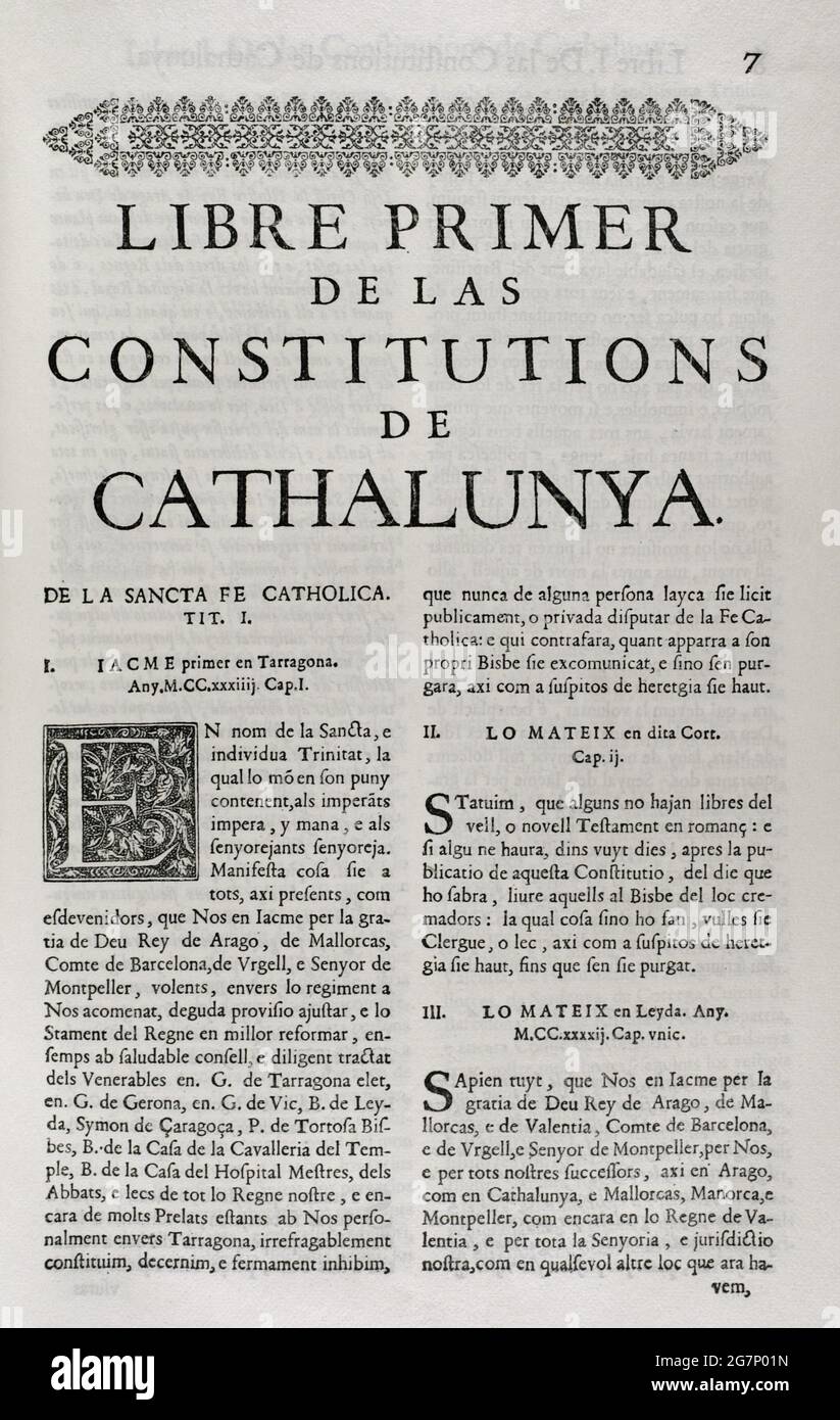Constitutions y Altres Drets de Cathalunya, compilations en virtut del Capítol de Cort LXXXII, de las Corts per la S.C.Y.R. Majestat del rey Don Philip IV, nostre senyor celebradas en la ciutat de Barcelona qualsiasi MDCII. (Costituzioni e altri diritti della Catalogna, redatte in virtù del Capitolo LXXXII della Corte, delle corti presiedute da Filippo V e che si sono tenute nella città di Barcellona. 1702). Primo volume. Stampato nella Casa di Joan Pau Martí e Joseph Llopis Estampers, 1704. Primo libro. Dalle Costituzioni della Catalogna. Sulla fede cattolica. Re Giacomo i (1208-1276) che presiede Tarrago Foto Stock