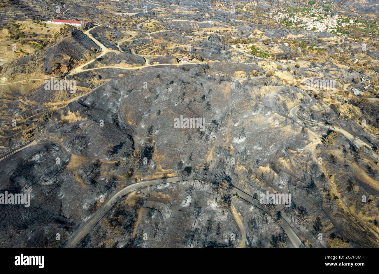 Fuoco di montagna con terra di agricoltura bruciata e foresta. Disastro dell'ambiente Cipro. Foto Stock