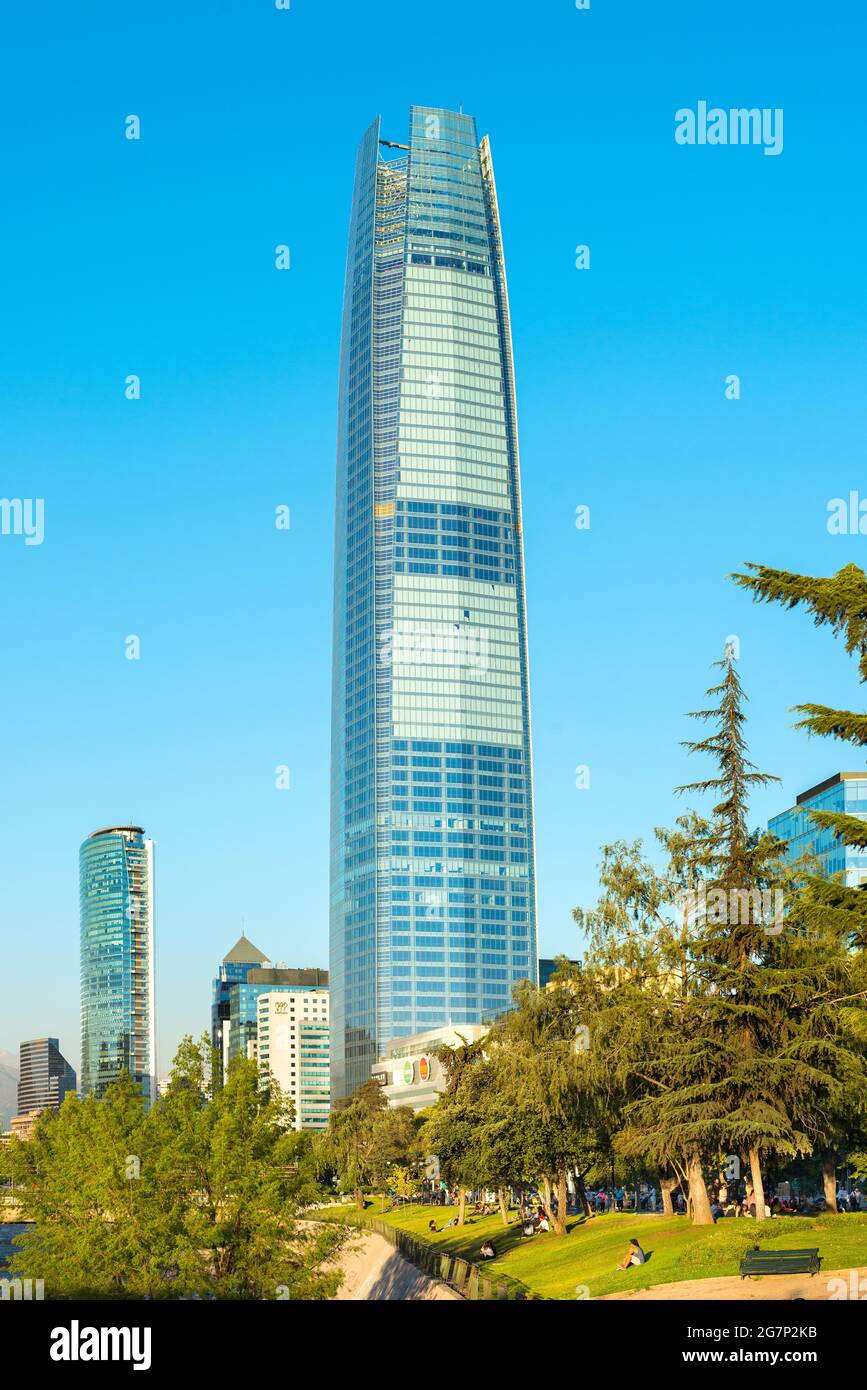 Santiago, Regione Metropolitana, Cile - Visualizza Gran Torre Santiago di Costanera Centro e moderni edifici di uffici a Providencia Foto Stock