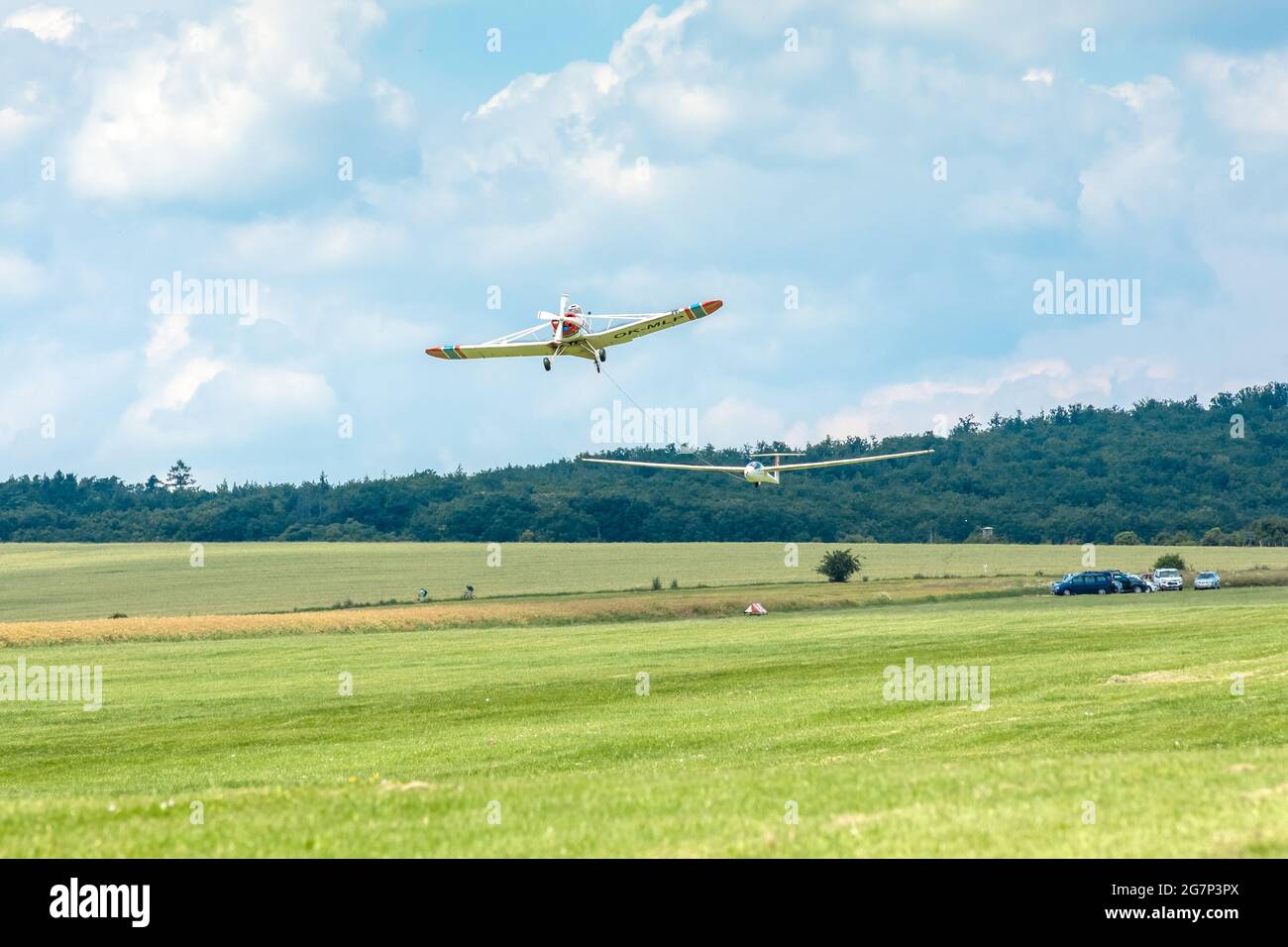 BRNO, REPUBBLICA CECA - 4 LUGLIO 2021: Aeroporto di piccoli sport Medlanky. Aereo di traino per velivoli Piper Pawnee per Glider. Aliante - Cirrus standard. Foto Stock