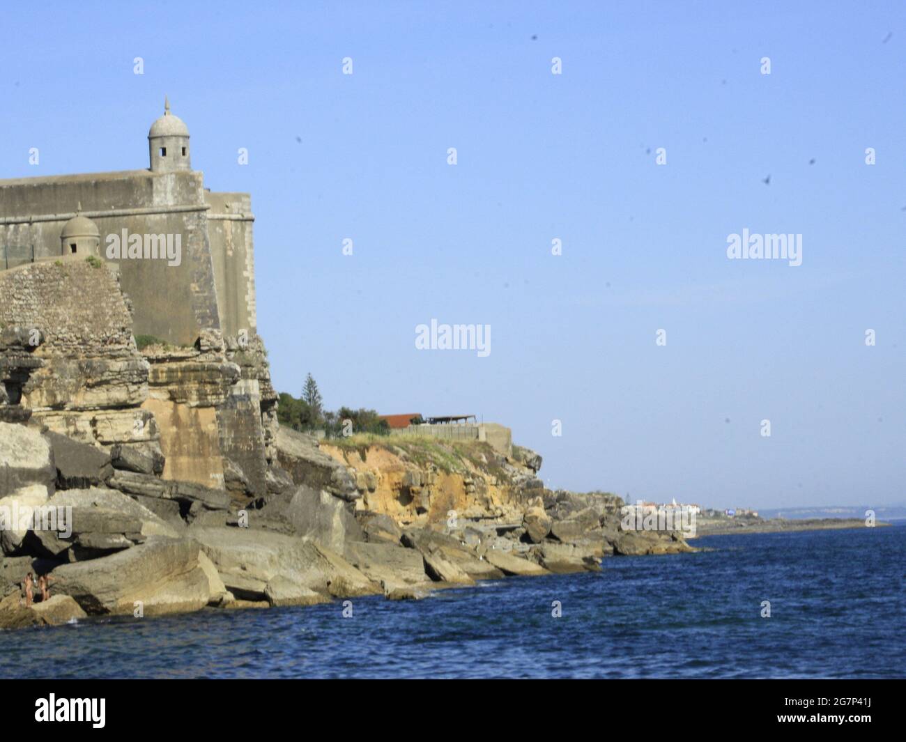 Estoril, Lisboa Portogallo. 15 luglio 2021. (INT) Vista sul mare tra Sao Pedro e Sao Joao do Estoril, a Cascais. 15 luglio 2021, Cascais, Portogallo: Vista mare tra Sao Pedro e Sao Joao do Estoril, nel distretto di Cascais, regione metropolitana di Lisbona, il Giovedi (15) durante l'estate europea. Credit: Edson de Souza/TheNews2 Credit: Edson De Souza/TheNEWS2/ZUMA Wire/Alamy Live News Foto Stock