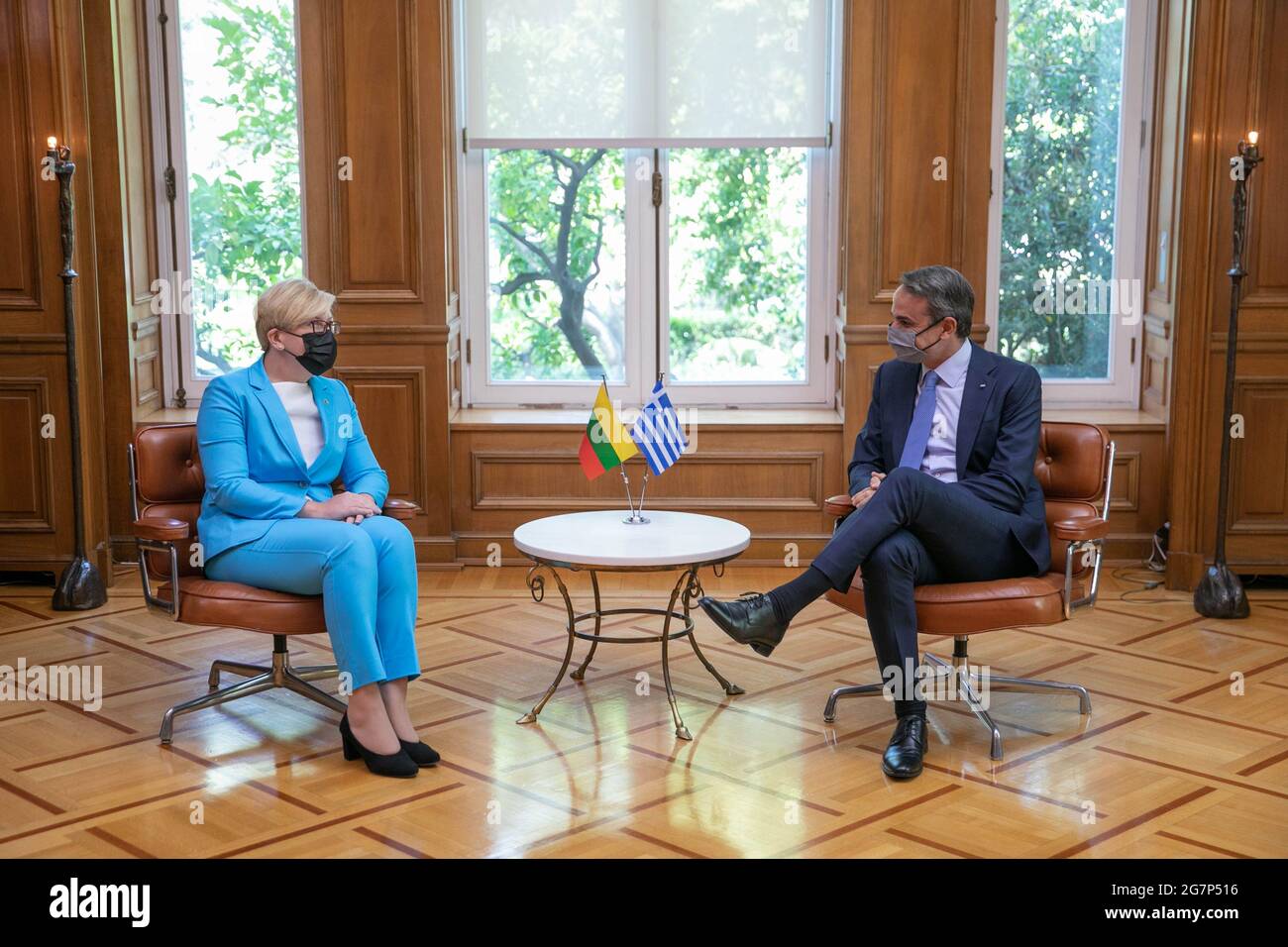 Atene, Grecia. 15 luglio 2021. Il primo ministro greco Kyriakos Mitsotakis (R) incontra il primo ministro lituano Ingrida Simonyte ad Atene, Grecia, il 15 luglio 2021. Il primo ministro greco Kyriakos Mitsotakis e il primo ministro lituano Ingrida Simonyte hanno chiesto giovedì una politica europea comune giusta ed efficace per affrontare la sfida della migrazione. Credit: Lefteris Partsalis/Xinhua/Alamy Live News Foto Stock