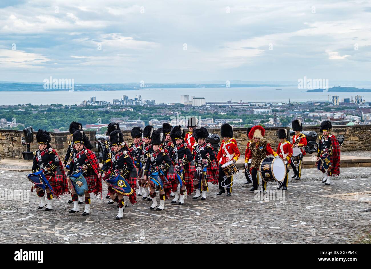 Royal Scots Guards Reggent banda militare scozzese con cornamuse e batteria in uniformi da kilt che marciano al Castello di Edimburgo, Scozia, Regno Unito Foto Stock