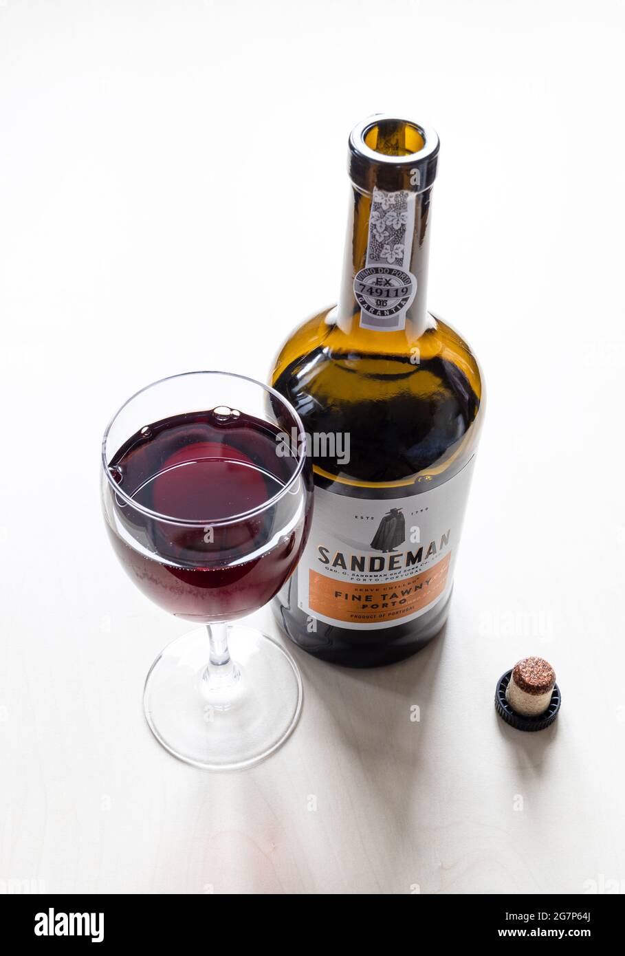 MOSCA, RUSSIA - 10 GIUGNO 2021: wineglass e bottiglia aperta di Sandeman  fine tawny porto vino. Sandeman è una marca di vini Porto e Sherry fondata  nel 179 Foto stock - Alamy