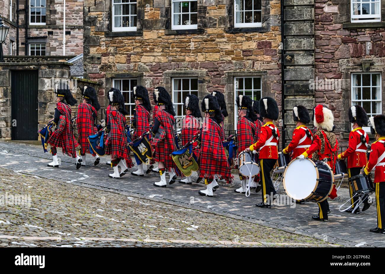 Royal Scots Guards Reggent banda militare scozzese con cornamuse e batteria in uniformi da kilt che marciano al Castello di Edimburgo, Scozia, Regno Unito Foto Stock