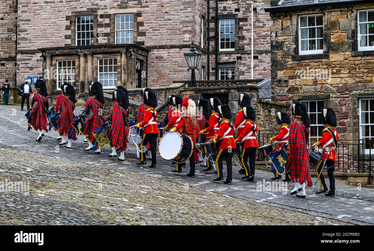 Royal Scots Guards Reggent banda militare scozzese con cornamuse e batteria in uniformi da kilt che marciano al Castello di Edimburgo, Scozia, Regno Unito Foto Stock