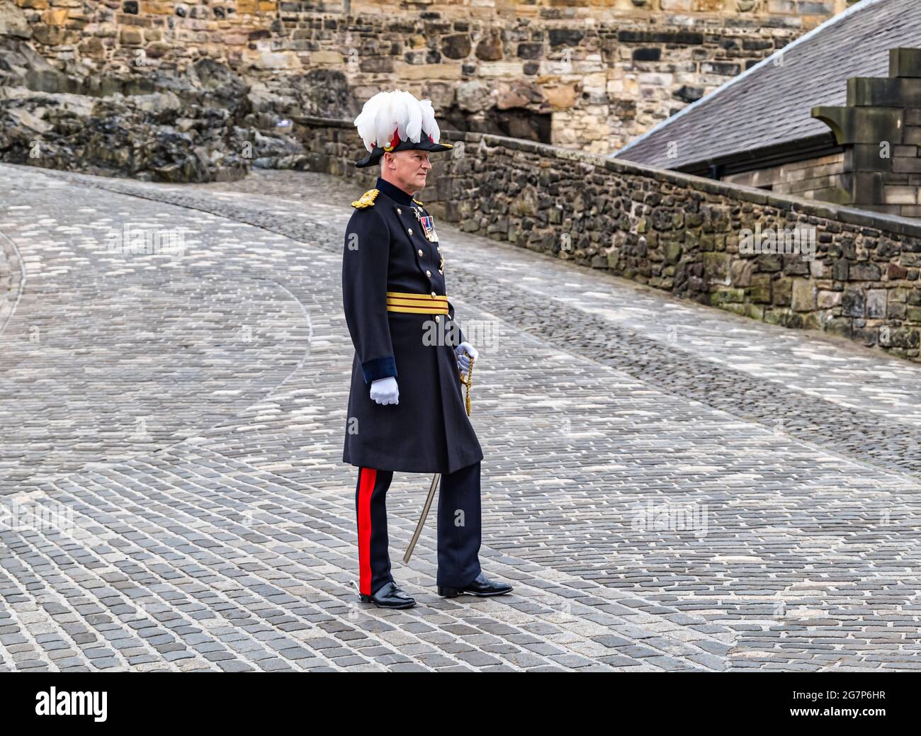 Installazione del maggiore Generale Alastair Bruce di Cionaich come Governatore del Castello di Edimburgo indossando un abito uniforme con cappello in piuma, Edimburgo, Scozia, Regno Unito Foto Stock