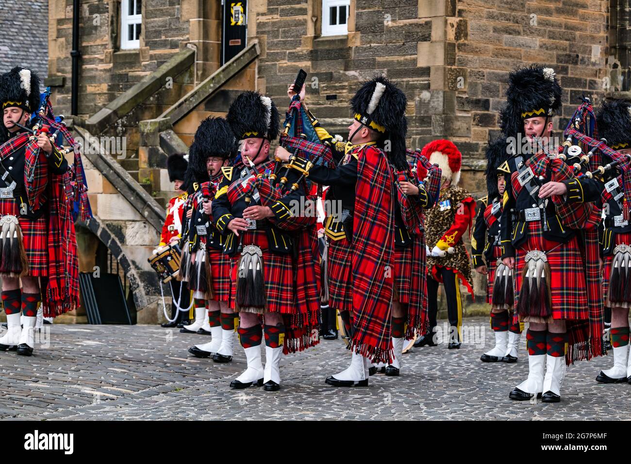 Royal Scots Dragoon Guards banda militare di cornamusa indossare kilt tuning cornamuse al Castello di Edimburgo in preparazione per una cerimonia, Scozia, Regno Unito Foto Stock
