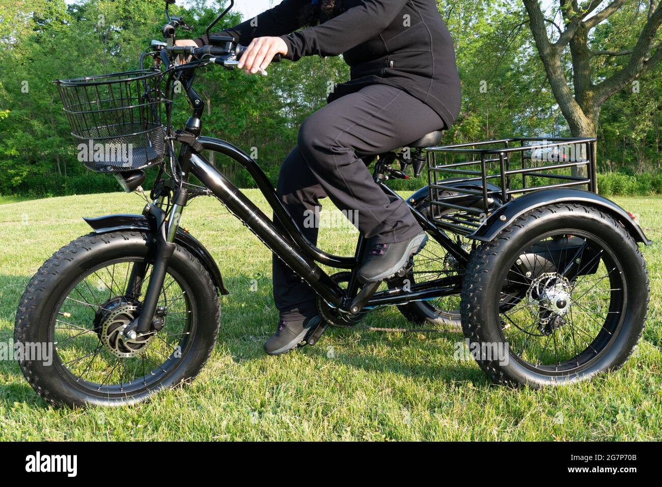 Donna con esigenze speciali che cavalcano il triciclo elettrico per aiutare  con la mobilità. Libertà di trasporto con veicolo elettrico assistivo per  adulti disabili Foto stock - Alamy