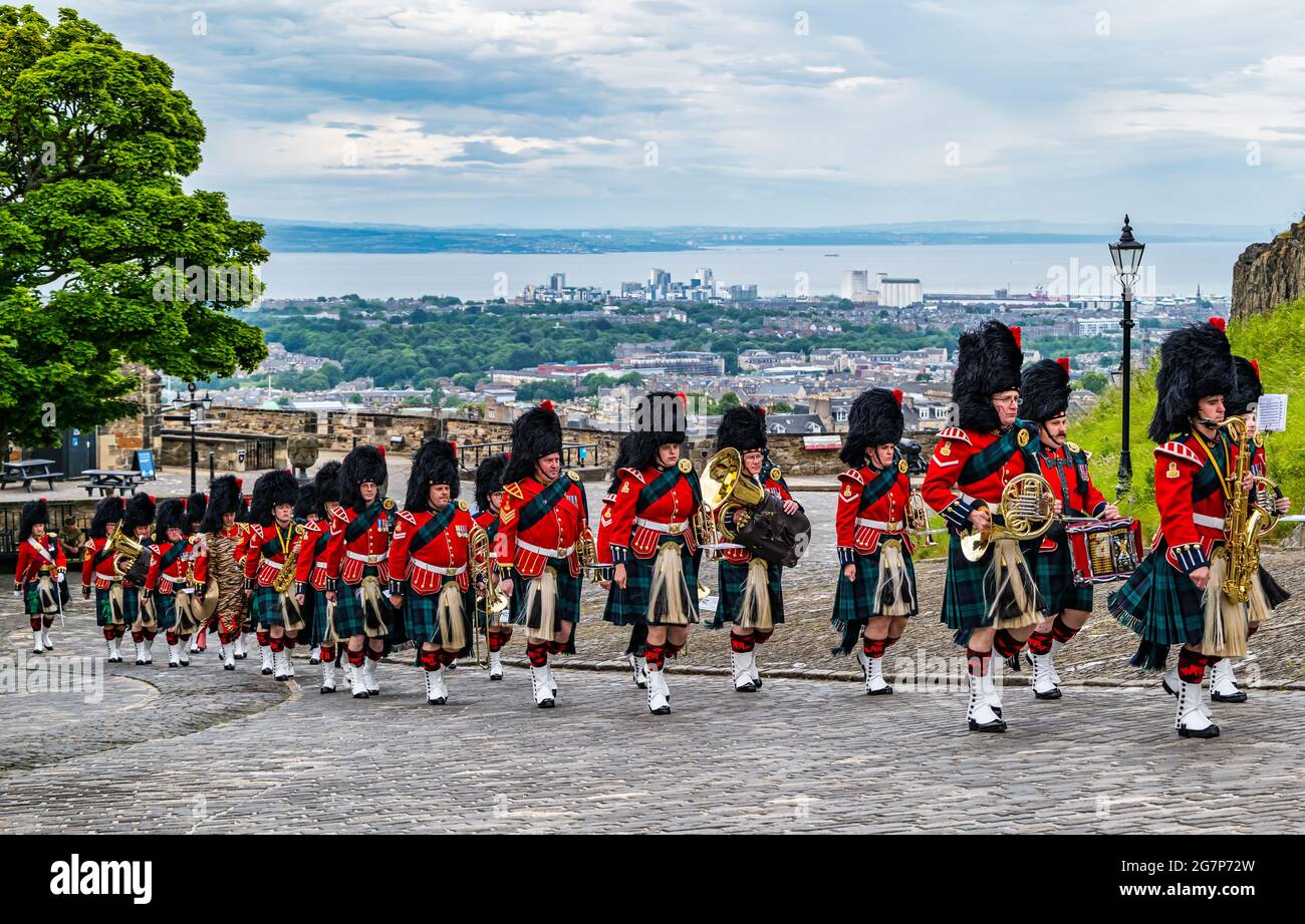 Reggimento militare scozzese banda di ottone in uniformi kilt che marciano al Castello di Edimburgo per una cerimonia, Scozia, Regno Unito Foto Stock