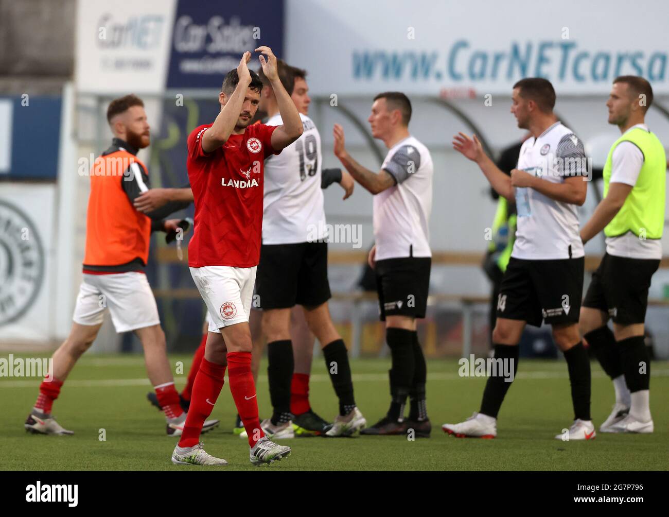 Tomas Cosgrove di Larne applaude i fan dopo il primo turno di qualificazione della UEFA Europa Conference League, il secondo incontro di tappa all'Inver Park di Larne. Data immagine: Giovedì 15 luglio 2021. Foto Stock