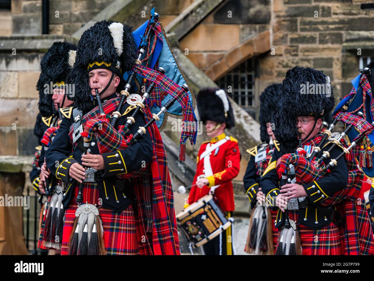 Royal Scots Guards militari pipers che giocano cornamuse in chilt uniformi al Castello di Edimburgo in una cerimonia militare, Scozia, Regno Unito Foto Stock