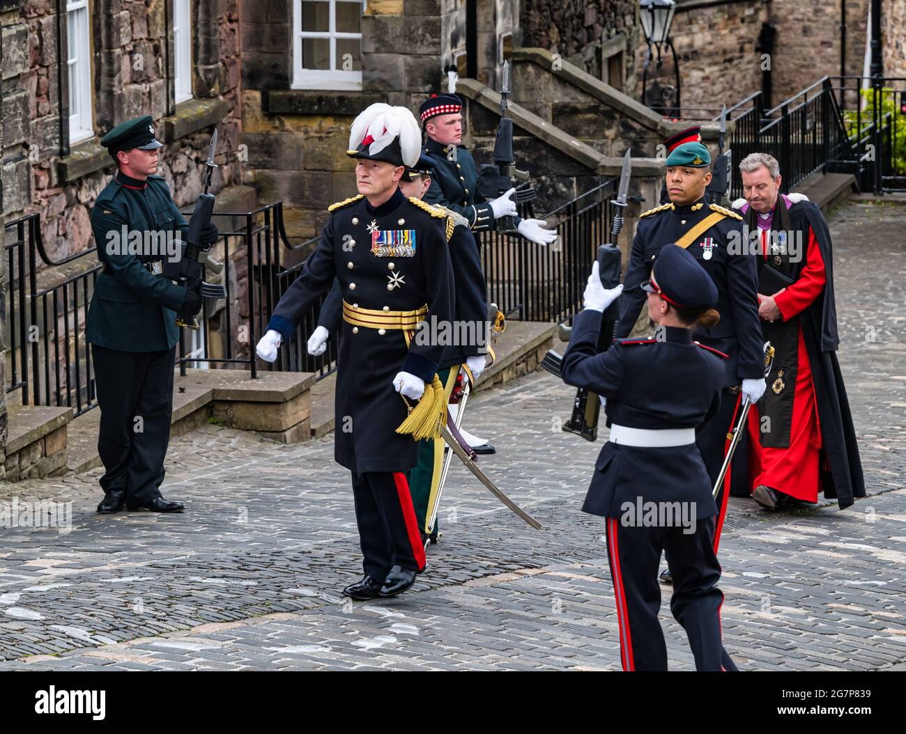 Processione all'insediamento del Maj Gen Alastair Bruce di Cionaich come Governatore del Castello di Edimburgo in una cerimonia militare, Edimburgo, Scozia, Regno Unito Foto Stock