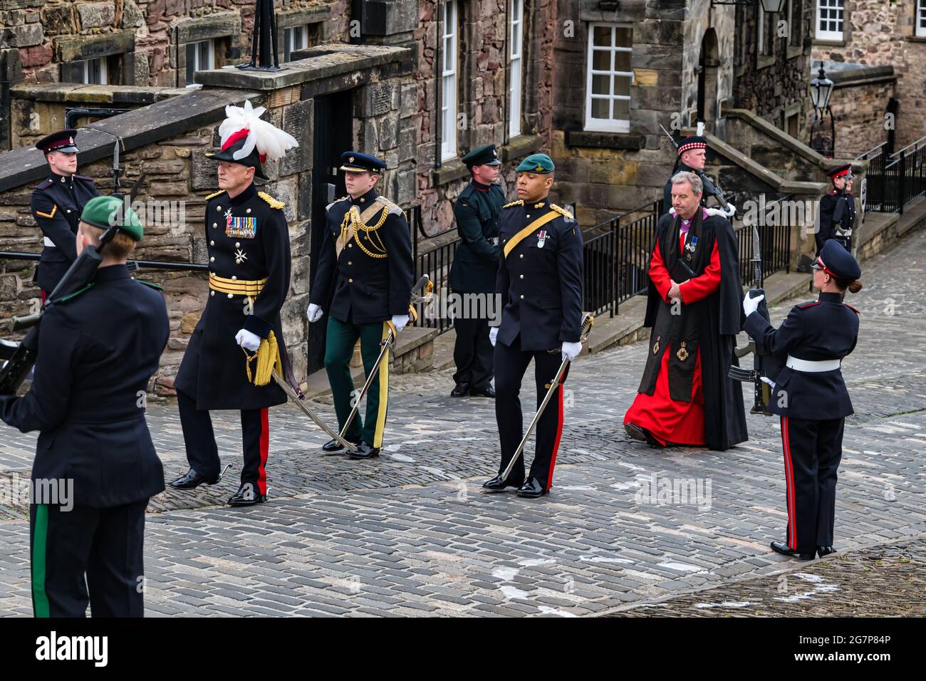 Processione all'installazione del maggiore Generale Alastair Bruce di Cionaich come Governatore del Castello di Edimburgo in una cerimonia militare, Edimburgo, Scozia, Regno Unito Foto Stock