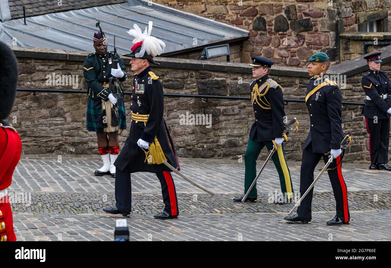Processione all'installazione del maggiore Generale Alastair Bruce di Cionaich come Governatore del Castello di Edimburgo in una cerimonia militare, Edimburgo, Scozia, Regno Unito Foto Stock