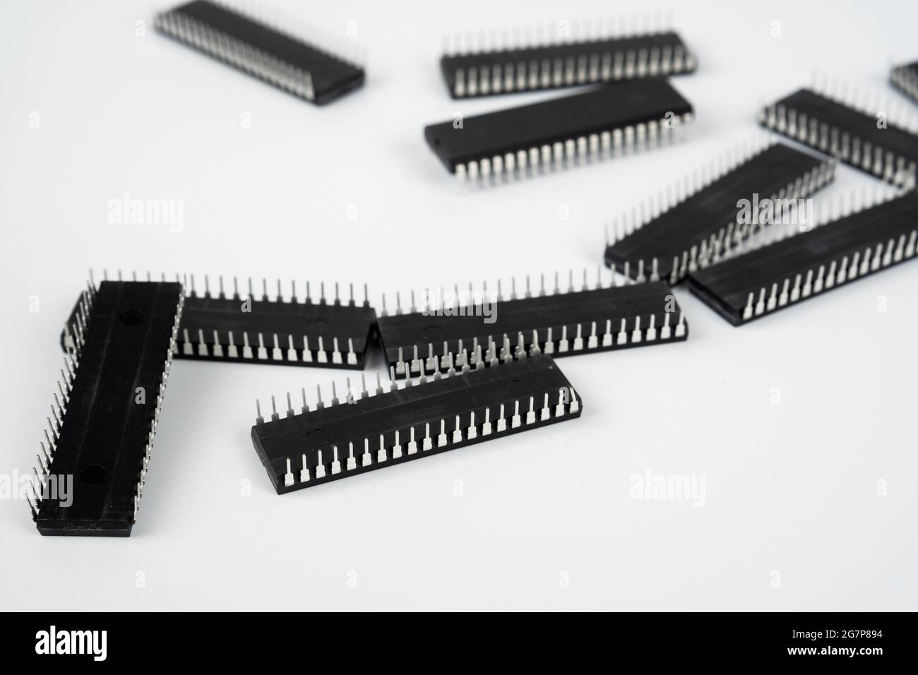 Chip per computer di grandi dimensioni. Microchip su superficie bianca. Concetto per l'industria elettronica e dei semiconduttori. Foto Stock