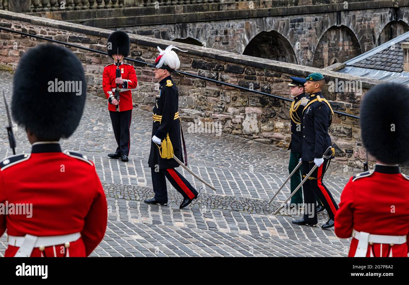 Processione all'installazione del maggiore Generale Alastair Bruce di Cionaich come Governatore del Castello di Edimburgo in una cerimonia militare, Edimburgo, Scozia, Regno Unito Foto Stock