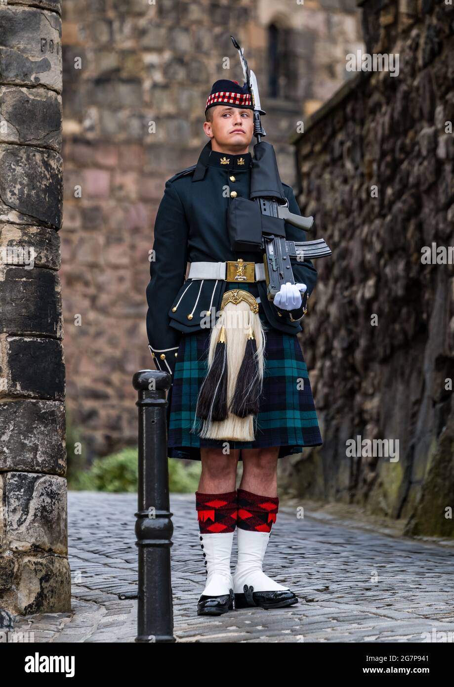 Guardia soldato in piedi alla cerimonia al Castello di Edimburgo, Edimburgo, Scozia, Regno Unito Foto Stock