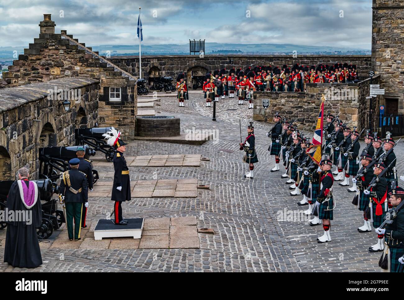 Ispezione delle truppe all'insediamento del Maj Gen Alastair Bruce di Cionaich come governatore del Castello di Edimburgo nella cerimonia militare, Edimburgo, Scozia, Regno Unito Foto Stock