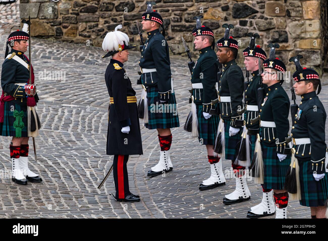 Ispezione delle truppe all'insediamento del Maj Gen Alastair Bruce di Cionaich come governatore del Castello di Edimburgo nella cerimonia militare, Edimburgo, Scozia, Regno Unito Foto Stock