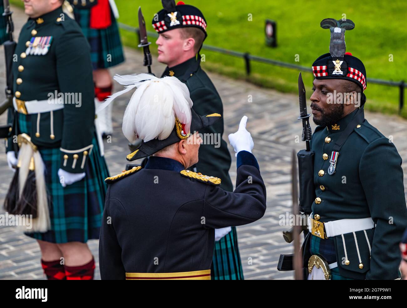 Ispezione delle truppe all'insediamento di Alastair Bruce di Cionaich come governatore del Castello di Edimburgo in cerimonia militare, Edimburgo, Scozia, Regno Unito Foto Stock