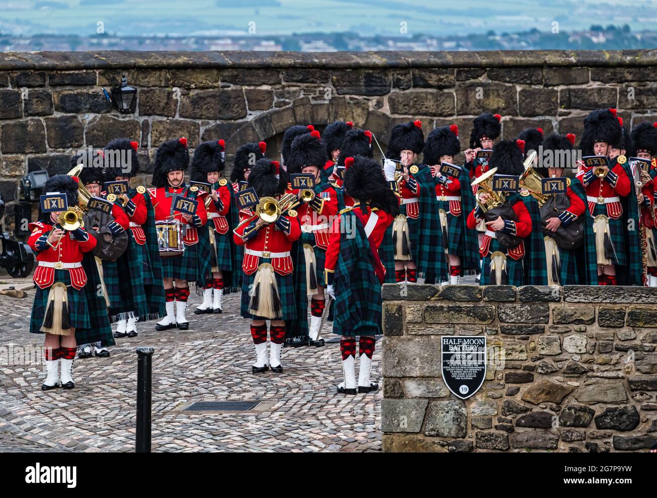 Reggimento militare scozzese banda di ottone in uniformi kilt che suonano strumenti musicali alla cerimonia, Castello di Edimburgo, Scozia, Regno Unito Foto Stock