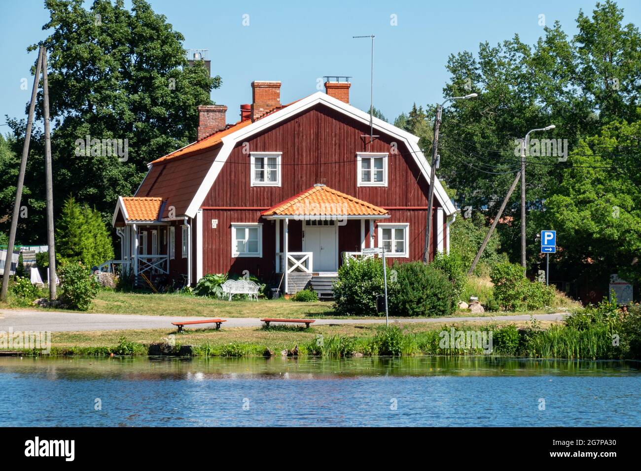 Vecchio edificio residenziale in legno vicino a stagno a Strömfors o Ruotsinpyhtää villaggio di Loviisa, Finlandia Foto Stock