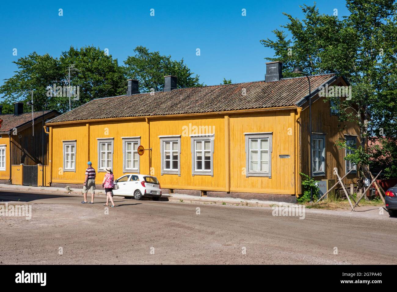 Vecchio edificio o casa residenziale in legno giallo a Loviisa, Finlandia Foto Stock