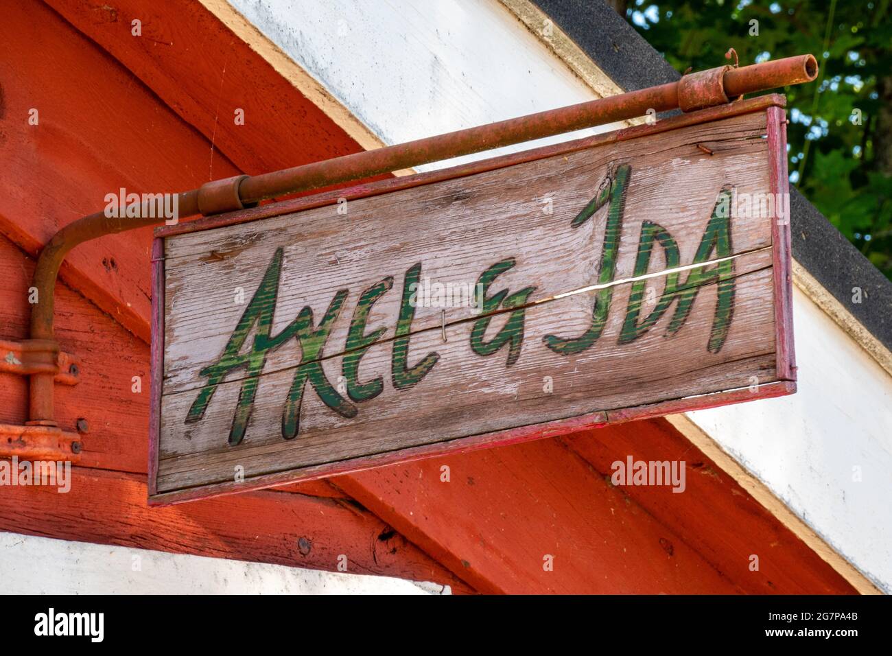 Axel & Ida. Segno di legno intemperato di un negozio di artigianato o souvenir in un ambiente storico di Strömfors o Ruotsinpyhtää, Finlandia. Foto Stock