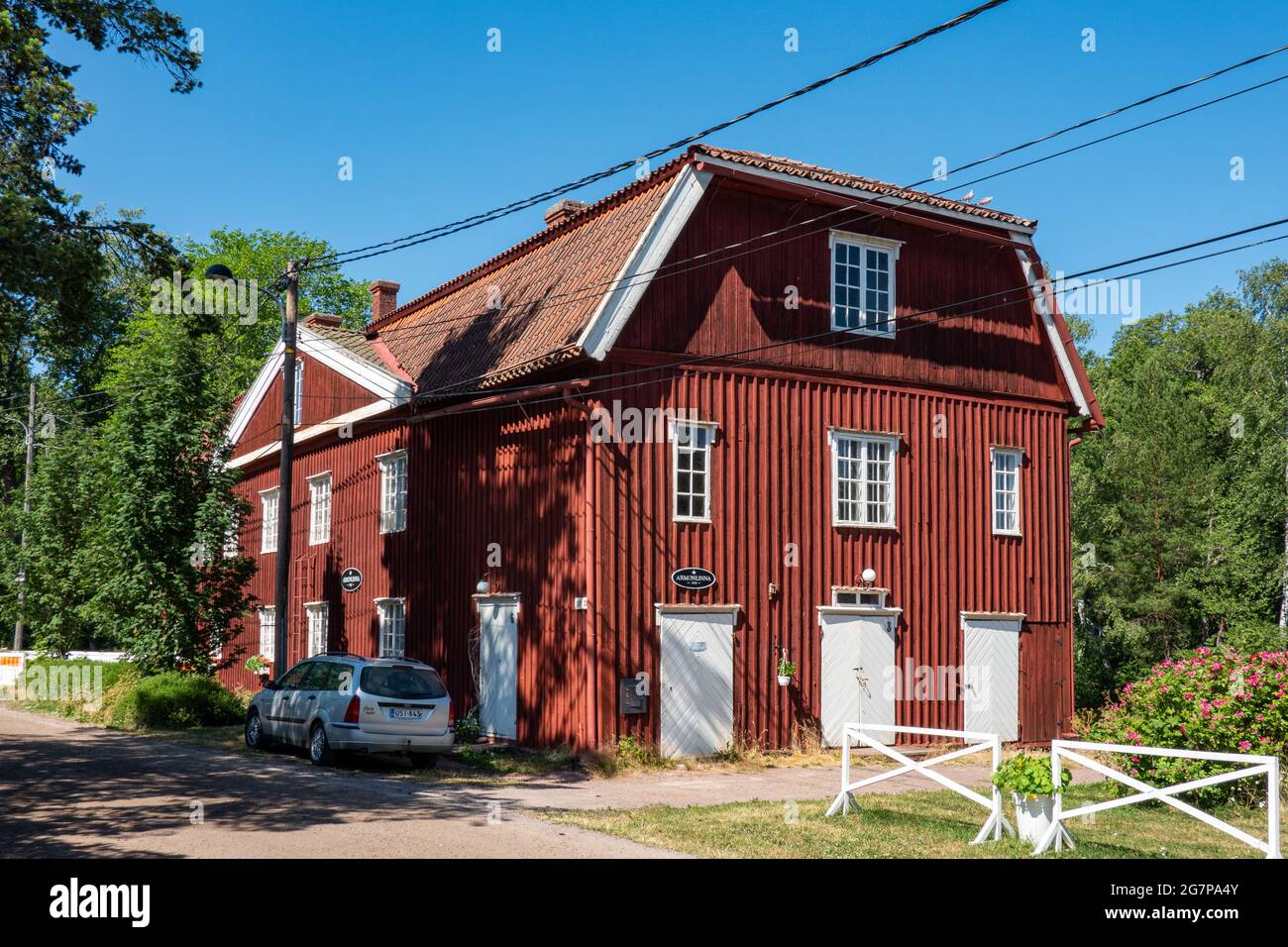 Antico edificio residenziale in legno rosso ocra chiamato Armonlinna o Lutikkalinna a Ruostinpyhtää o Strömfors Villaggio di Loviisa, Finlandia Foto Stock