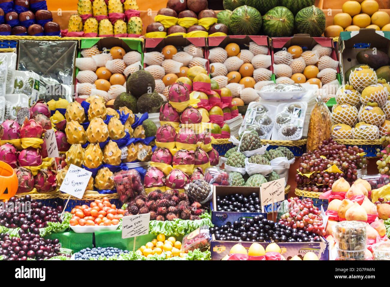 SAO PAULO, BRASILE - 3 FEBBRAIO 2015: Frutta accatastata in uno stallo nel mercato comunale di Mercado a Sao Paulo, Brasile Foto Stock