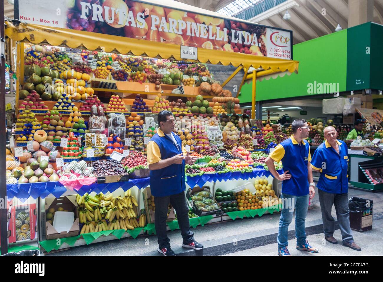 SAO PAULO, BRASILE - 3 FEBBRAIO 2015: Bancarella di frutta nel mercato municipale di Mercado a Sao Paulo, Brasile Foto Stock