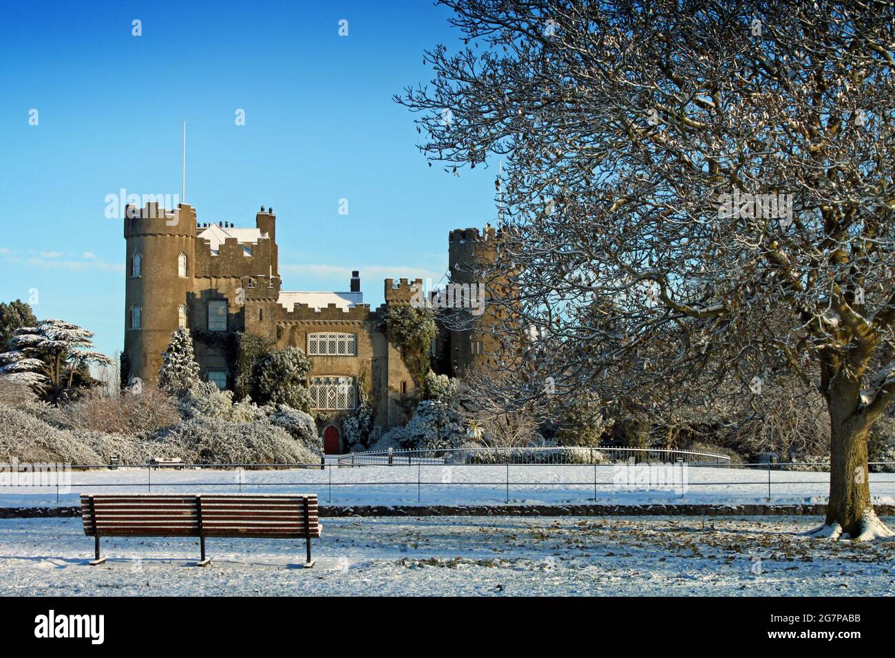 Un castello malahide coperto di neve al mattino presto. Malahide Castle, Contea di Dublino, Irlanda Foto Stock