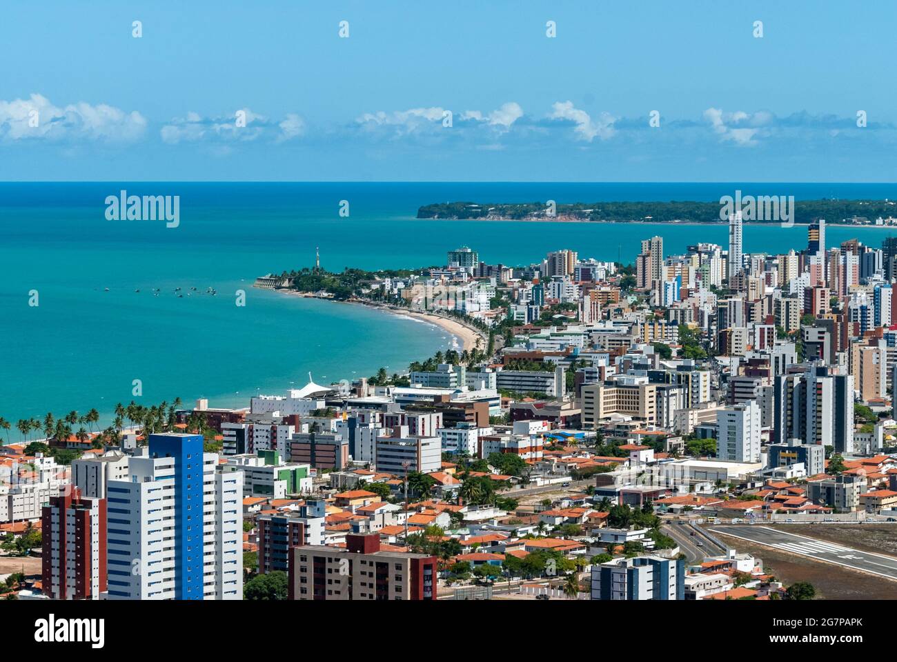 Joao Pessoa, Paraíba, Brasile il 10 marzo 2010. Vista parziale della città con edifici, il mare e la punta di Cabo Branco. Foto Stock