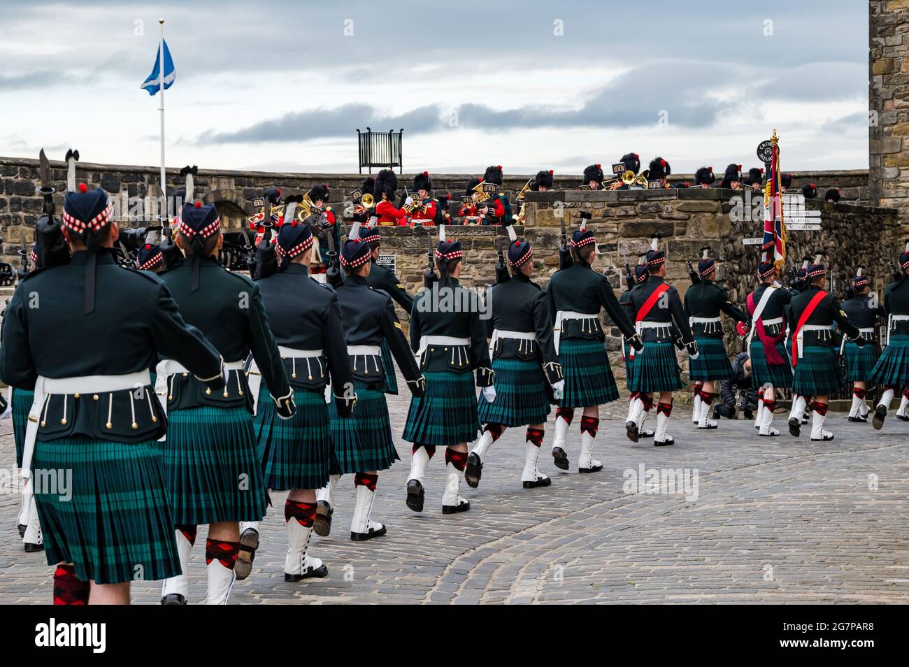 Soldati reggimento scozzesi che marciano in cerimonia militare al Castello di Edimburgo, Edimburgo, Scozia, Regno Unito Foto Stock