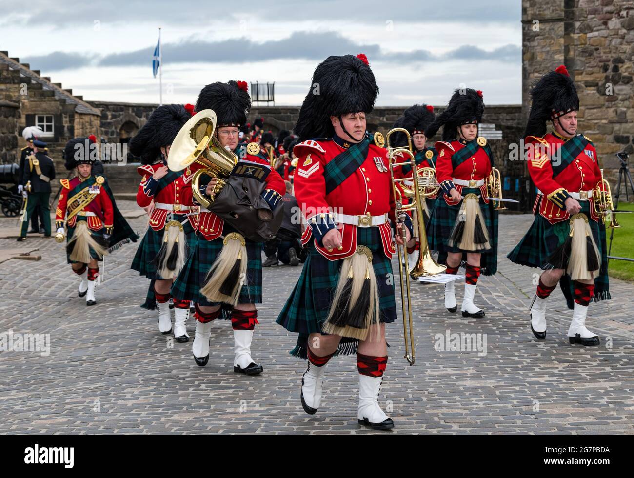 Gruppo scozzese di ottone reggimento militare in uniformi kilt che marciano in cerimonia, Castello di Edimburgo, Scozia, Regno Unito Foto Stock